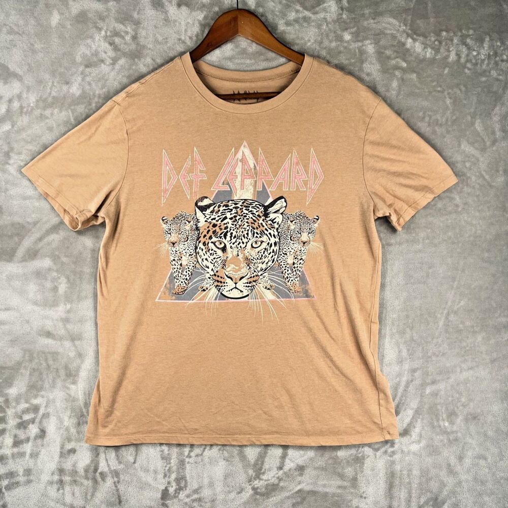 Def Leppard Leopard Graphic Tee Women’s Tan Short Sleeve Distressed Band Shirt M